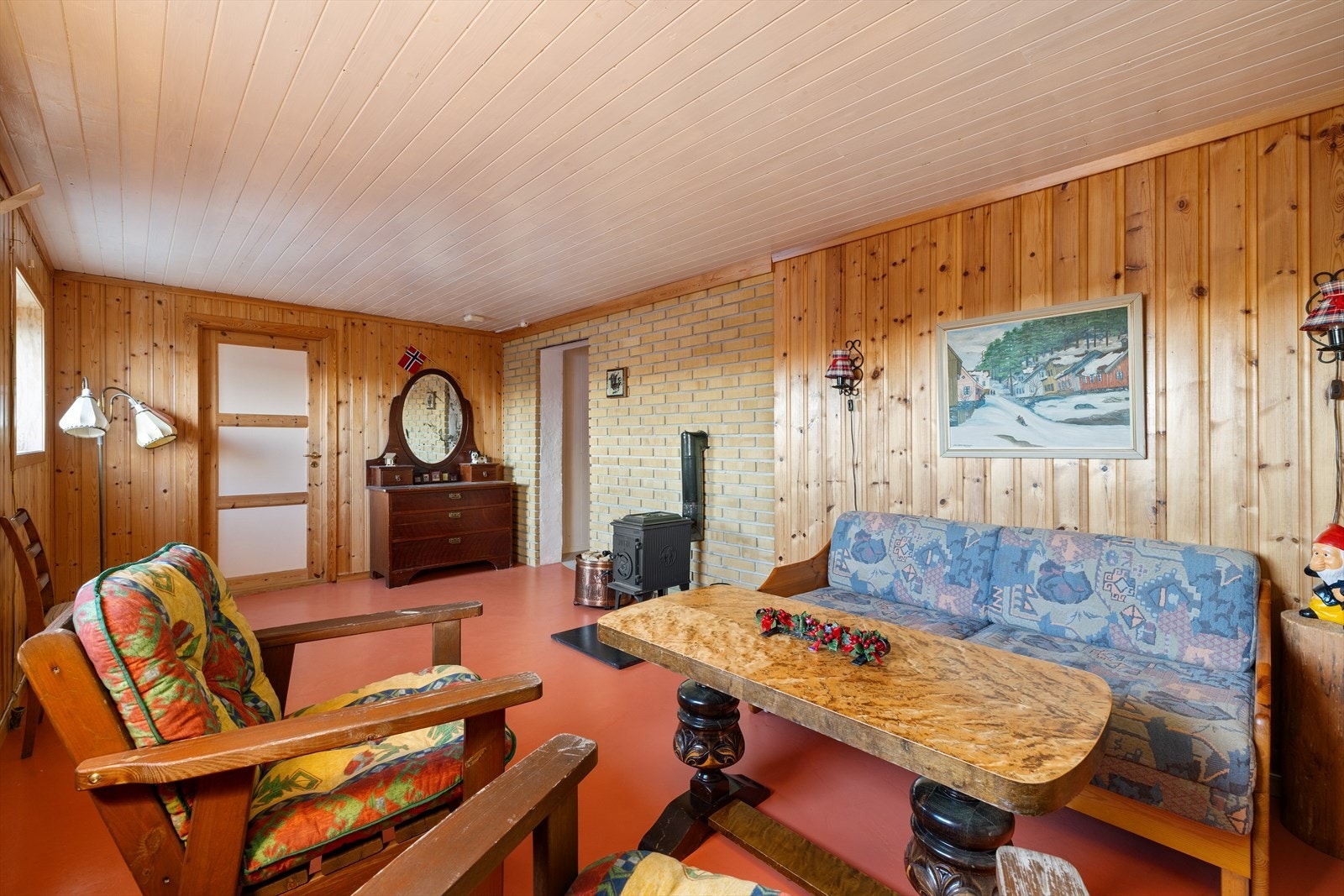 Kjellerstue - Kjellerstuen er opprinnelig vaskerom og strykerom på originale tegninger, og er ikke bruksendret/omsøkt i Skien kommune. Kjellerstuen er følgelig ikke godkjent for varig opphold. Galleribilde