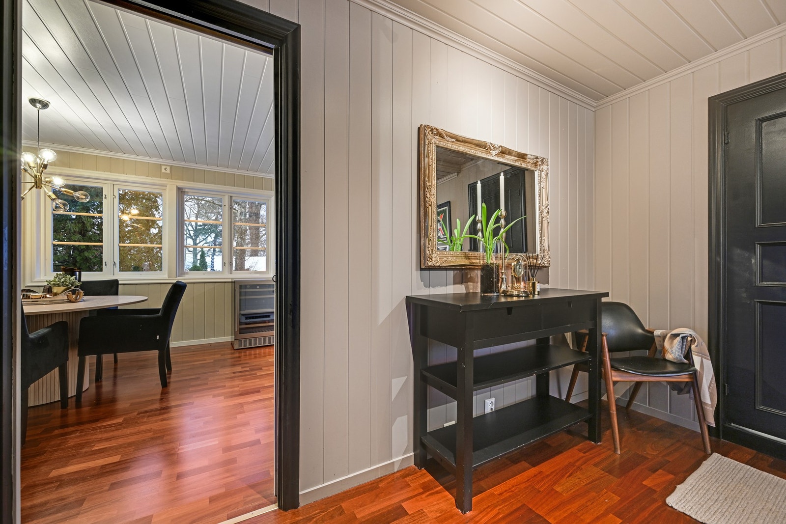 Da forlater vi det flotte allrommet og tar turen videre opp til 2. etasje Galleribilde