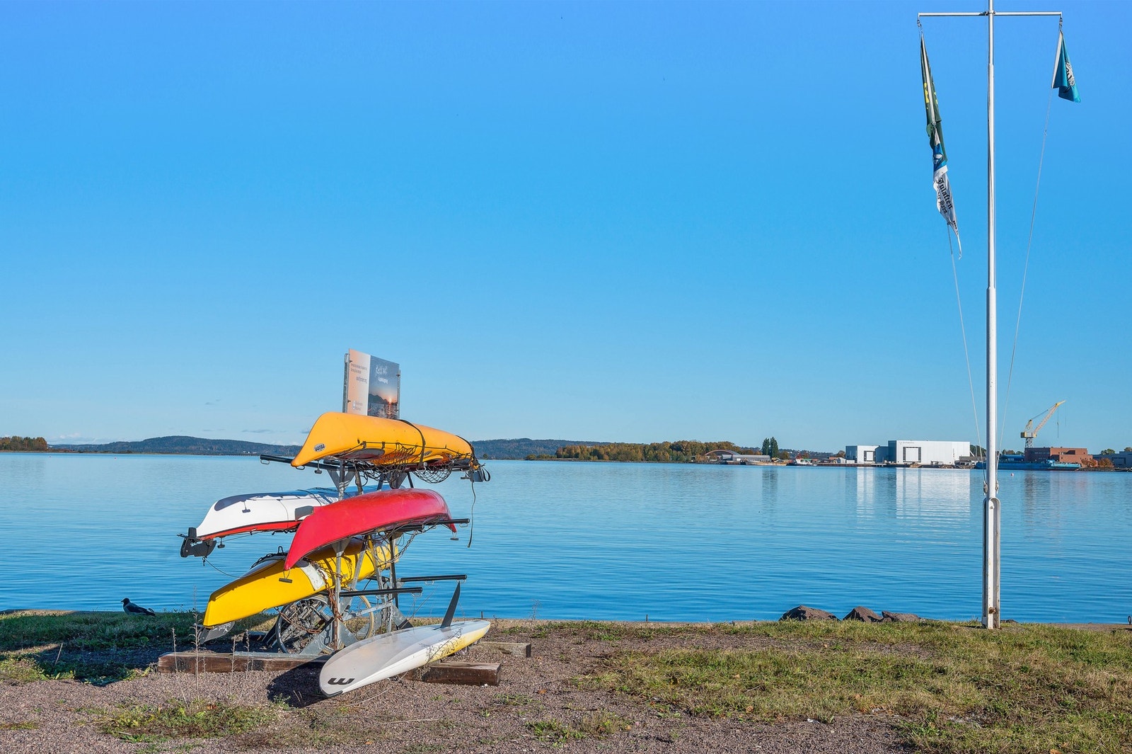 Langs den flotte strandpromenaden på nedsiden av huset er det kanoleie Galleribilde