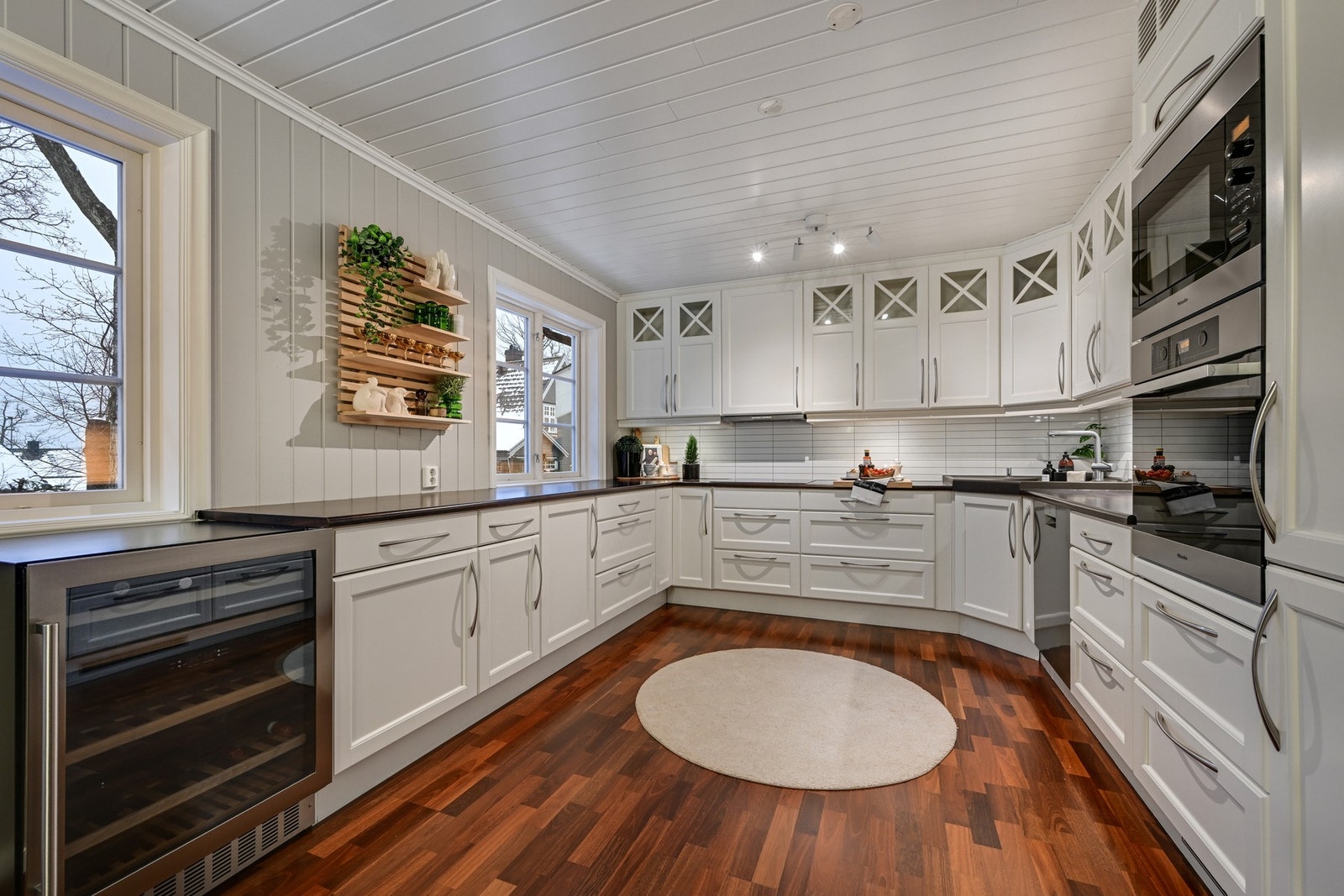 Vinskap, oppvaskmaskin, mikro, stekeovn og kjøl/frys - alt medfølger Galleribilde