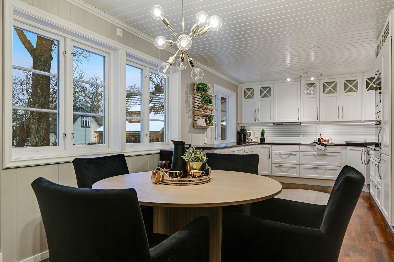 Tre store vinduer på kjøkkenet mot øst med deilig morgenlys Galleribilde