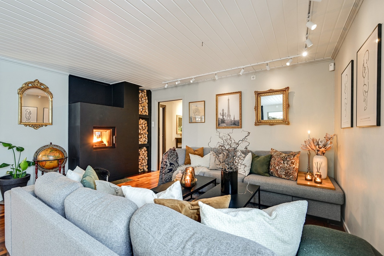 Sofakrok med deilig peisvarme Galleribilde