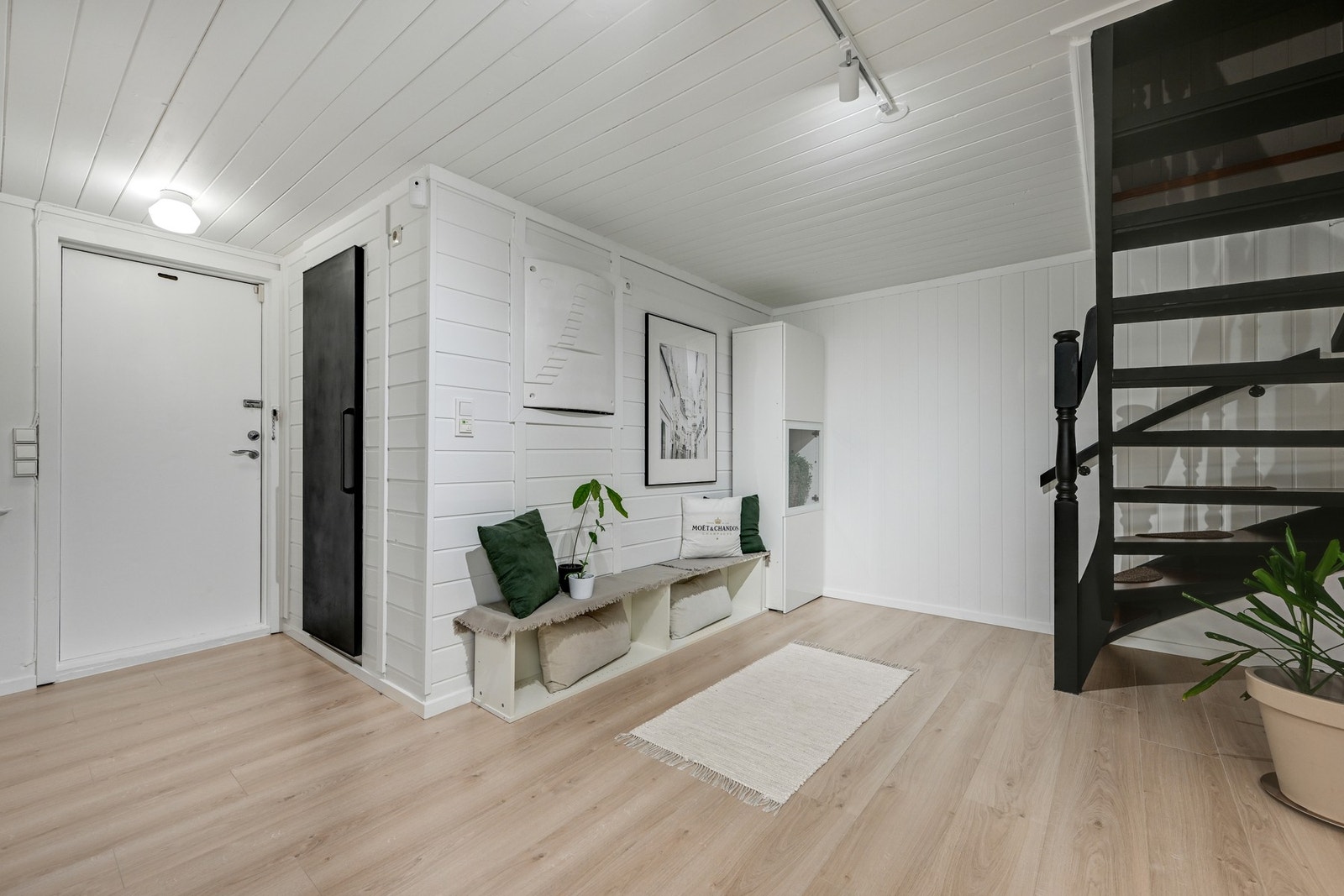 Da har vi tatt turen ned i kjelleren - praktisk løsning med dør (den hvite) direkte til garasjen - den svarte døren er til kjølerommet Galleribilde