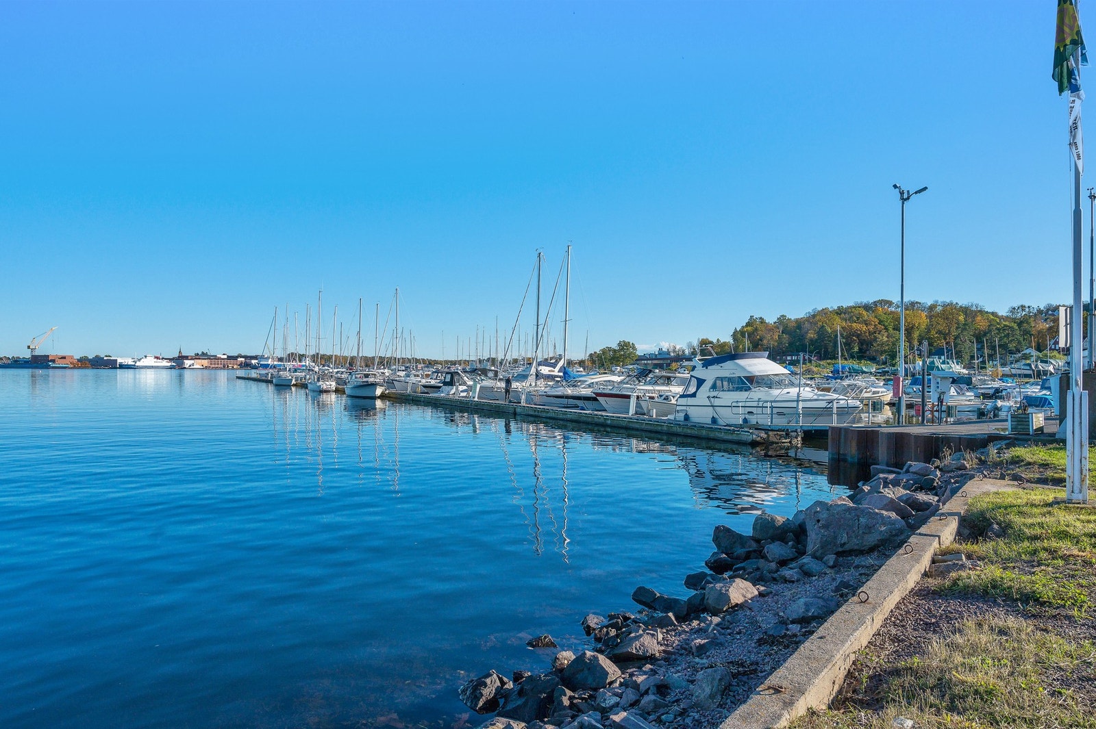 Ett par hundre meter motsatt vei fra inngangsdøren finner vi populære Solviken båthavn Galleribilde