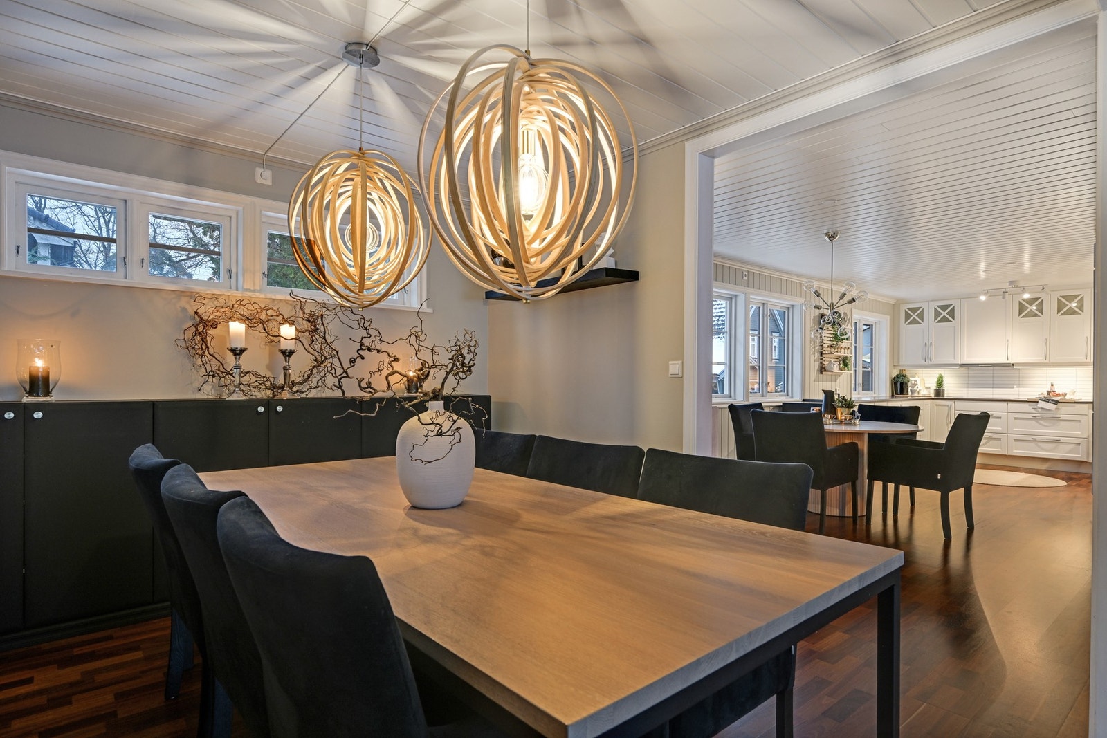 Spisestua har som vi ser en delvis åpen løsning til kjøkkenet Galleribilde