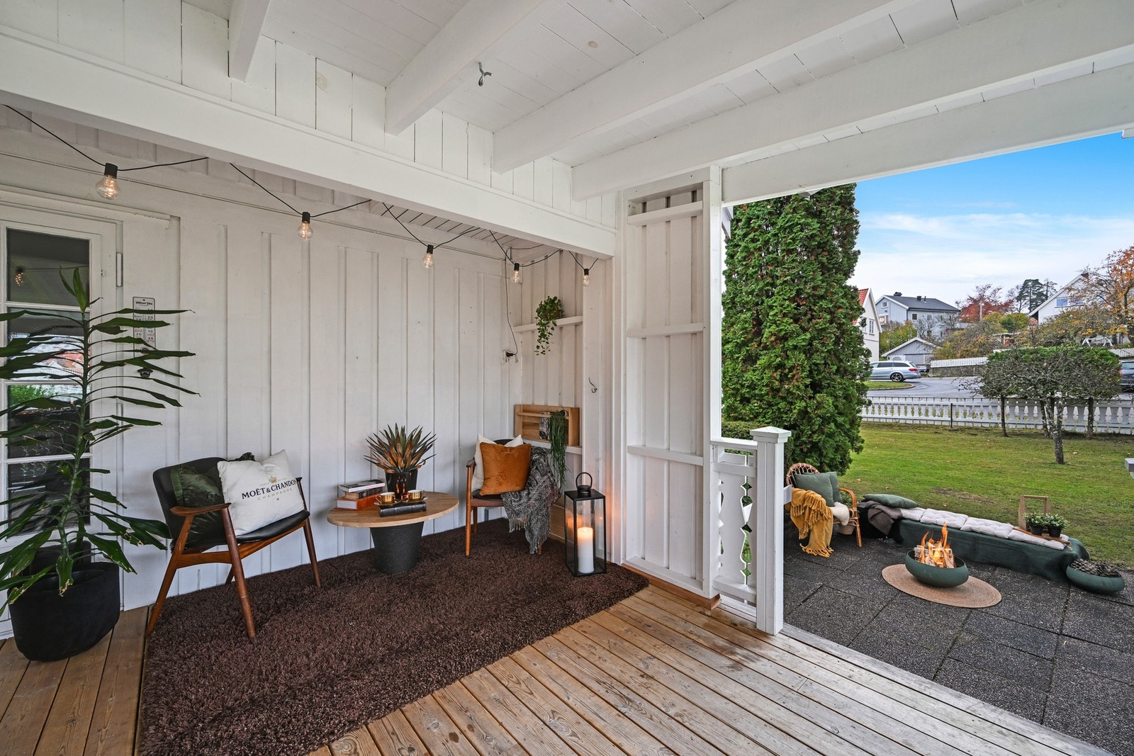 En fin lesekrok på terrassen og ett par trinn ned til nok en uteplass Galleribilde