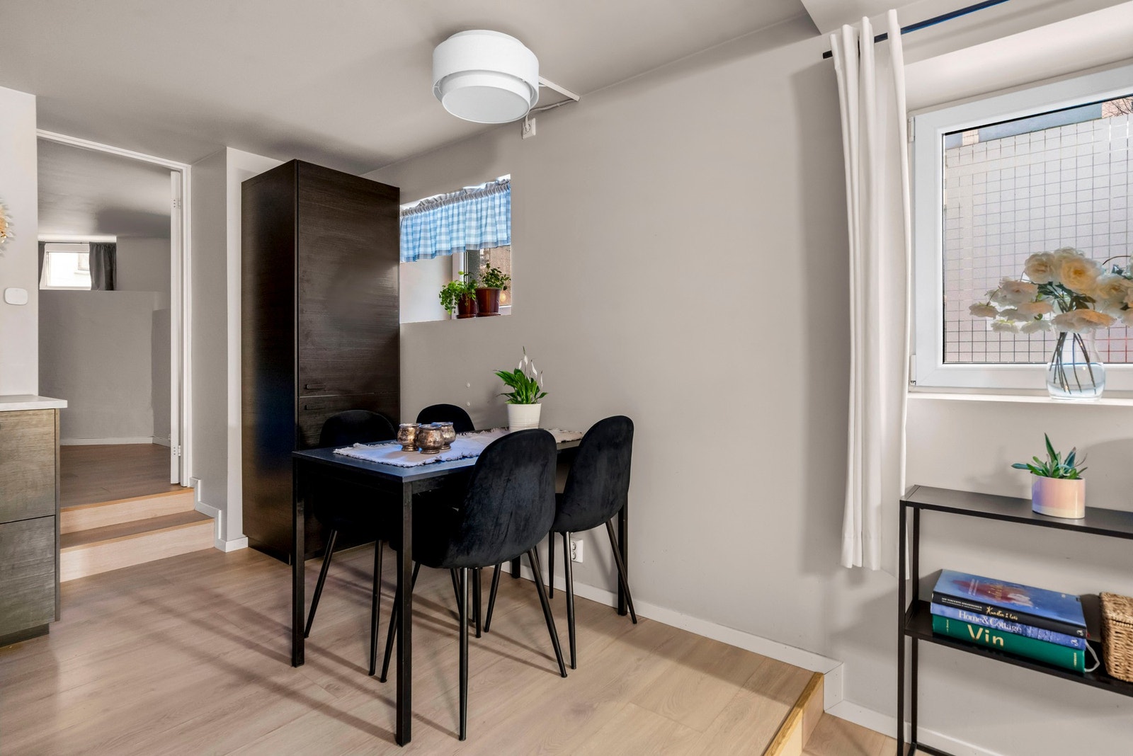 Ytterligere plass til spisegruppe som rommer flere gjester. Galleribilde