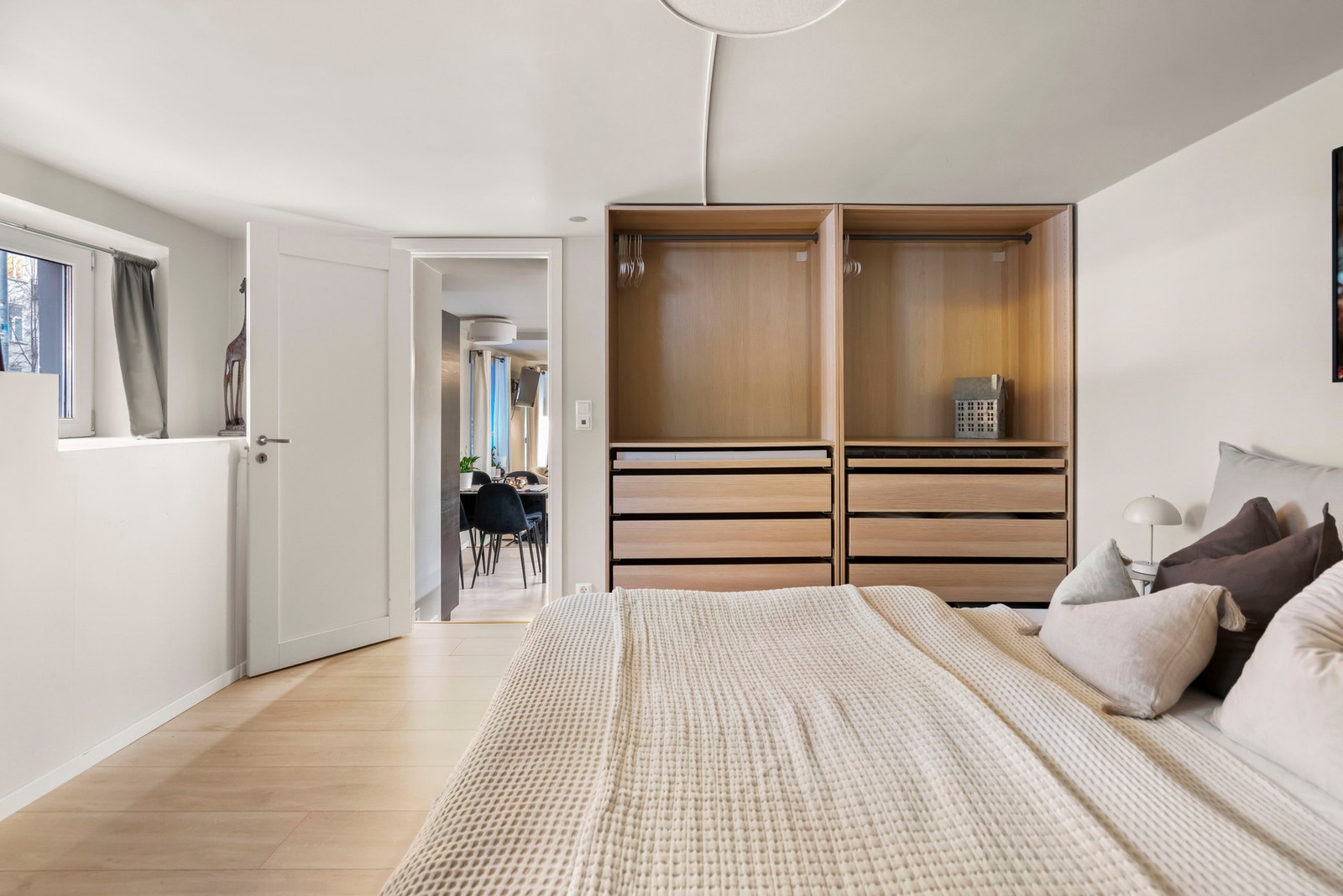 Rommet er malt i et lyst fargevalg som bidrar til et lett og innbydende uttrykk. Det er plass til seng og gode garderobeløsninger, og rommet fremstår som en privat del av leiligheten. Galleribilde