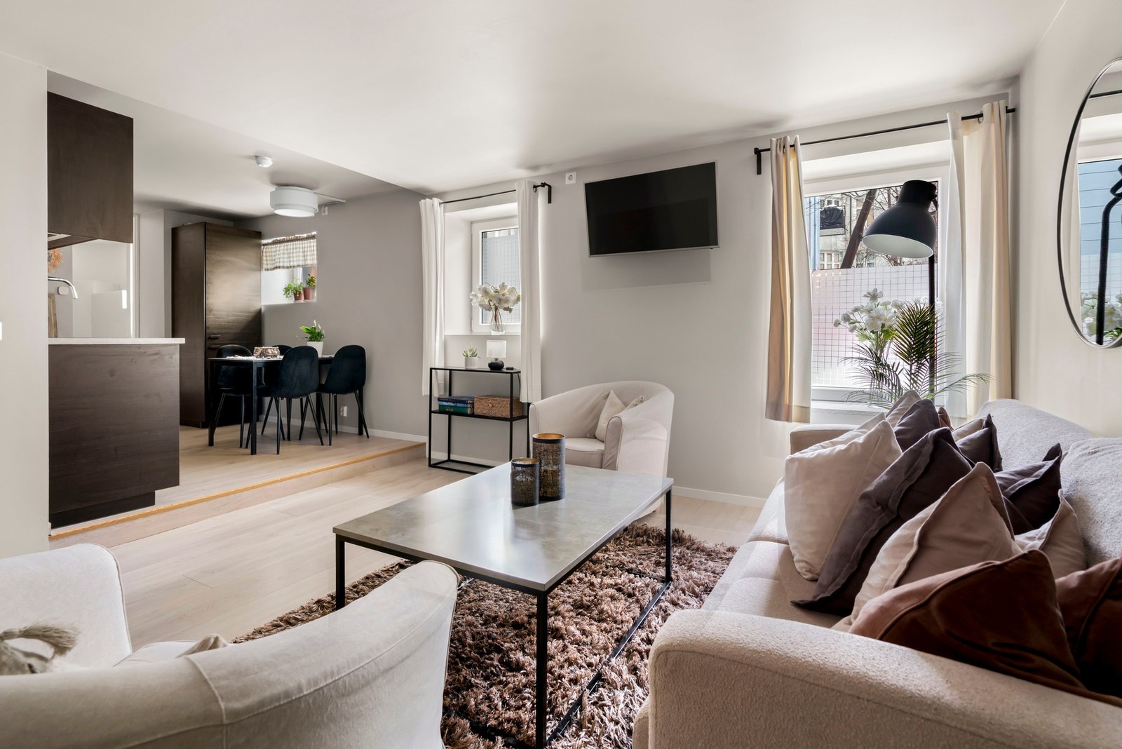 Den gode sammenhengen mellom stue og kjøkken gir en sosial og åpen atmosfære, samtidig som rommet enkelt kan tilpasses ulike møbleringsløsninger. Galleribilde