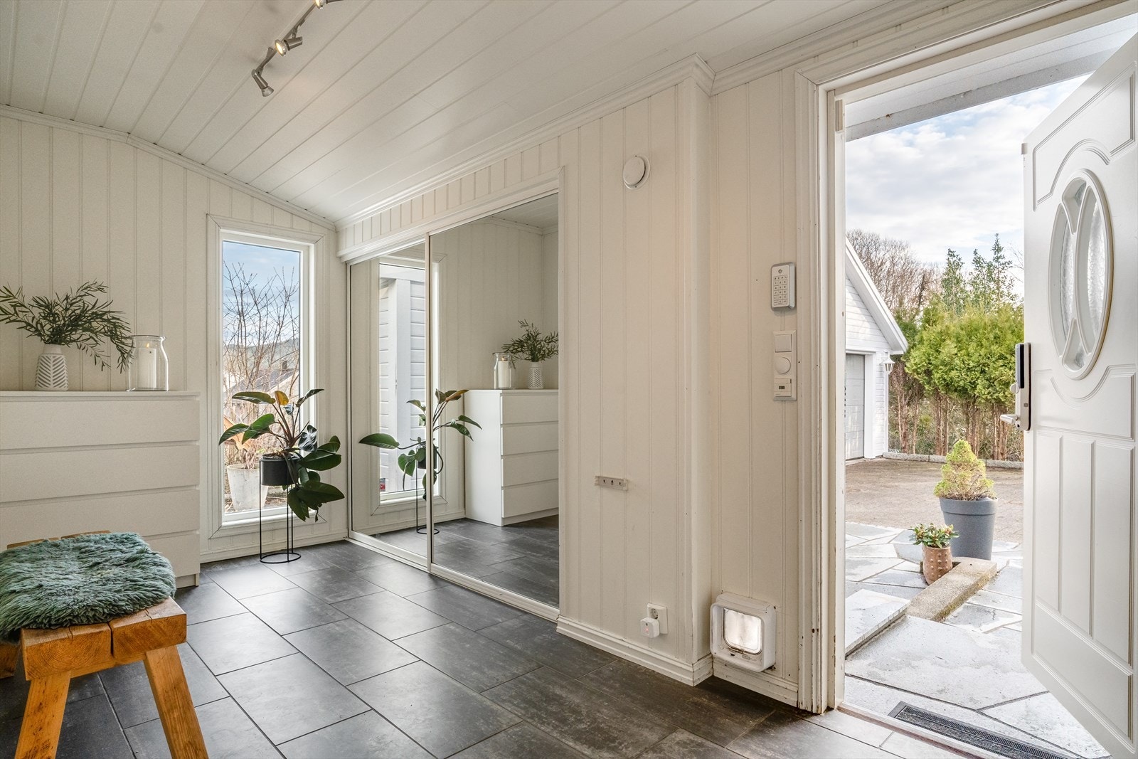 Romslig entre med garderobe Galleribilde