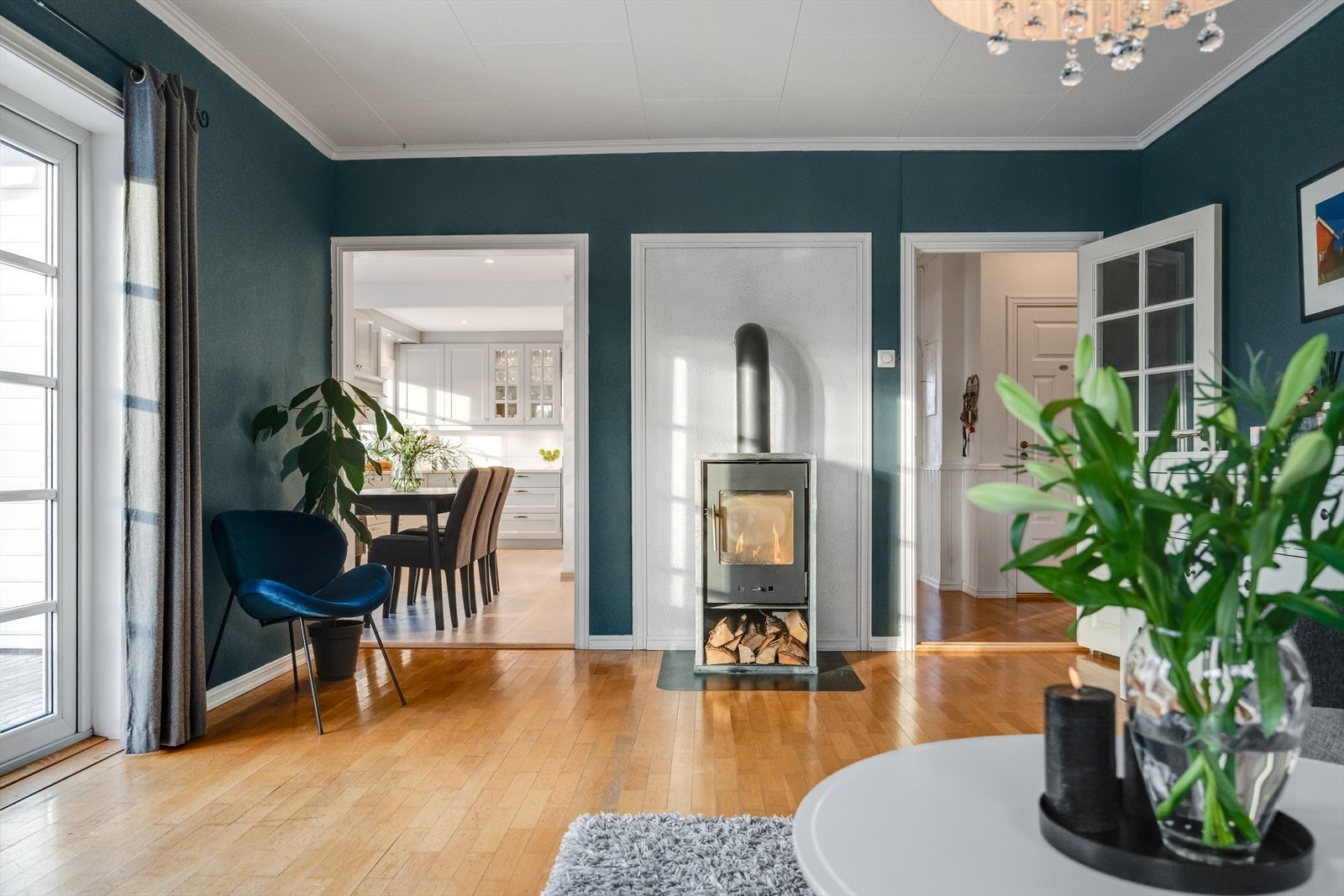 Stuen har peis til oppvarming på kjølige dager Galleribilde