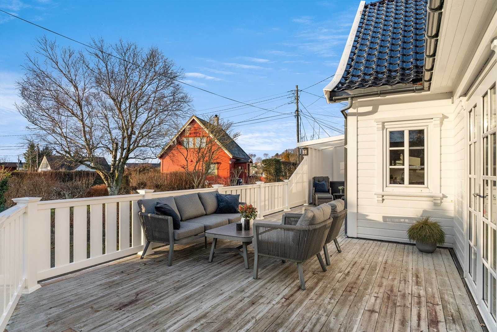 Herlig terrasse m/tilkomst fra stue og innkjørsel Galleribilde