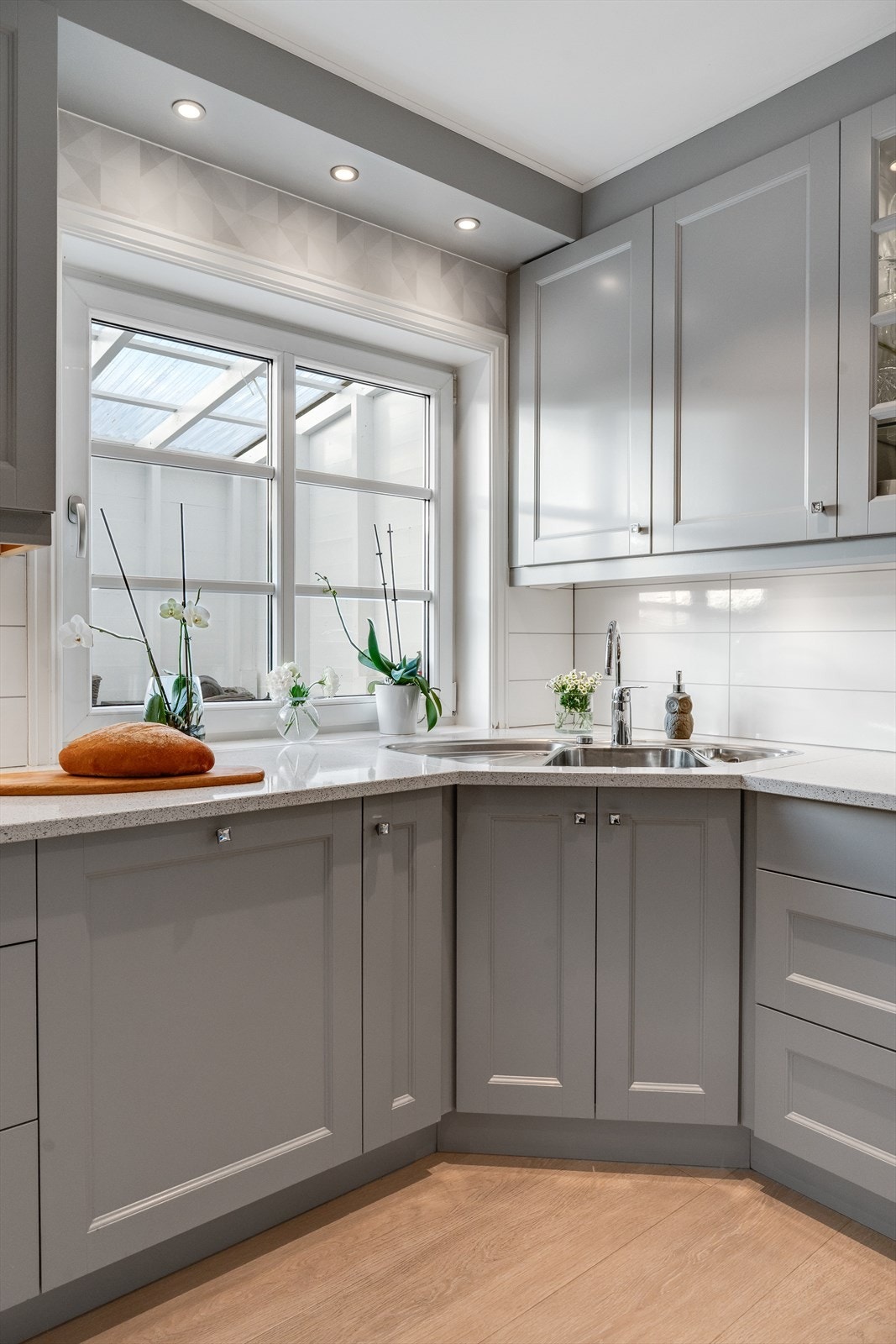 Back splash for enklere renhold mellom over og underskap Galleribilde