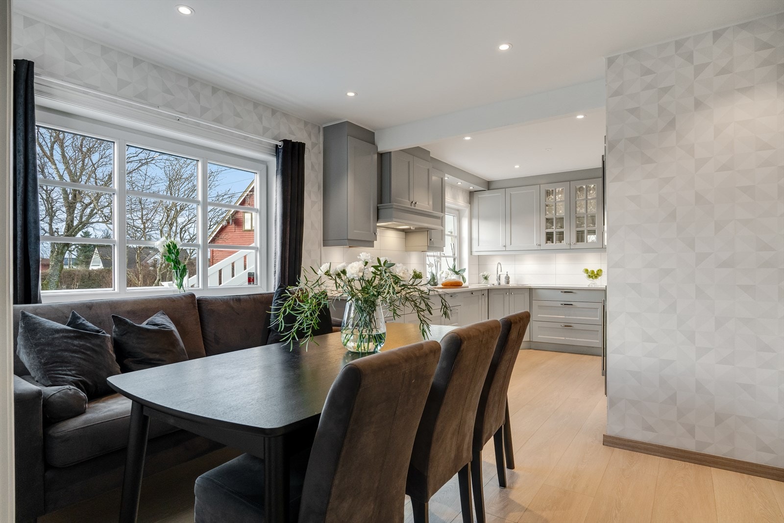 Lys og luftig romfølelse med god plass til matlaging Galleribilde