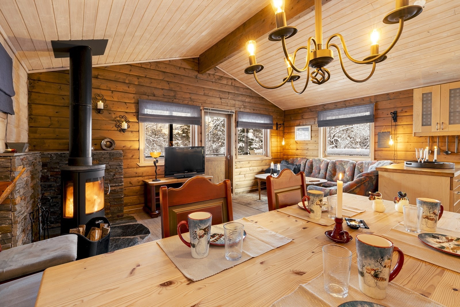 Stuedelen byr på en stemningsfull peis som skaper ekstra hygge på kjølige dager. Galleribilde