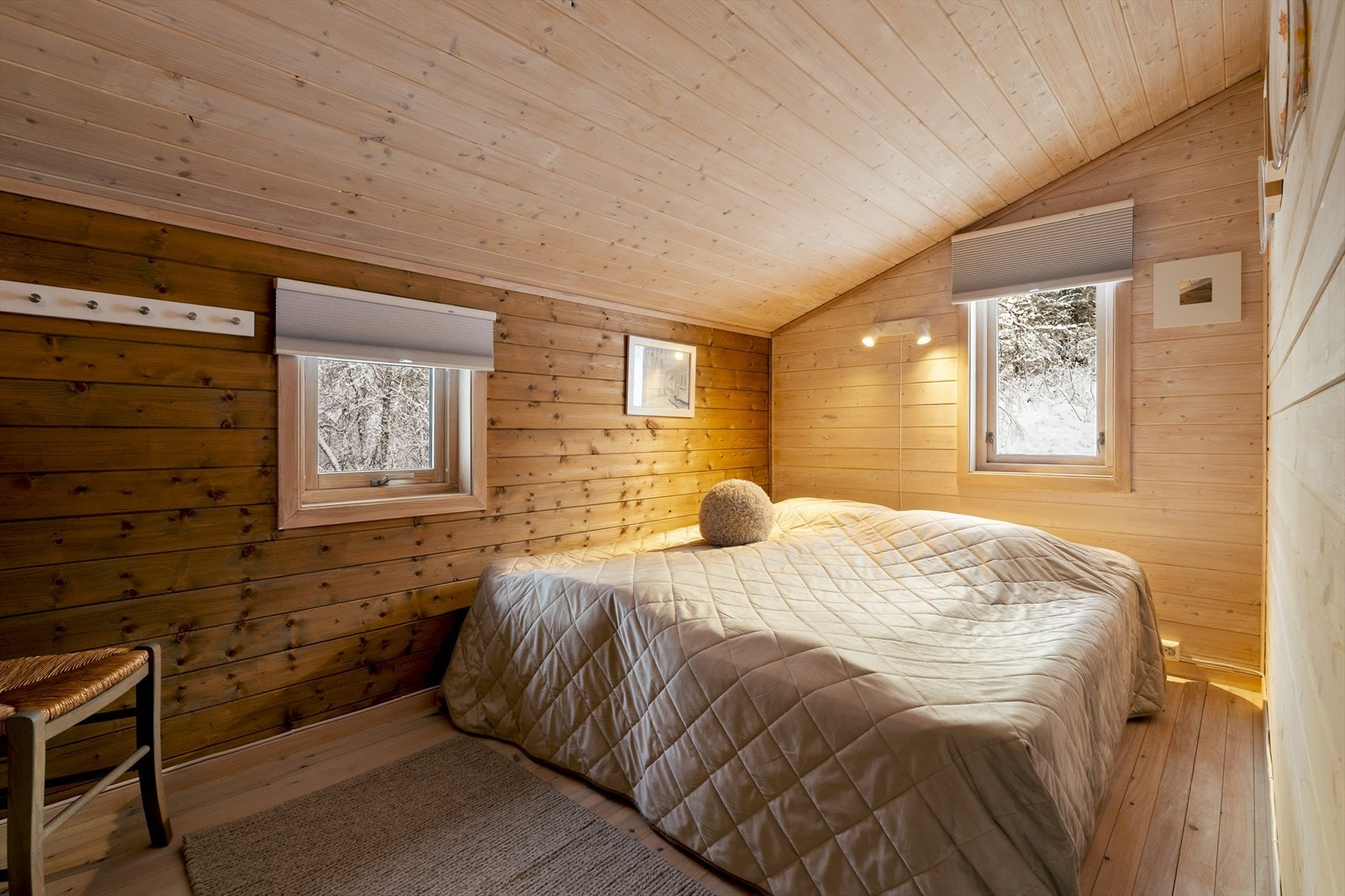 Hytten inneholder totalt fire soverom, som gir fleksible overnattingsmuligheter for familie og gjester. Galleribilde