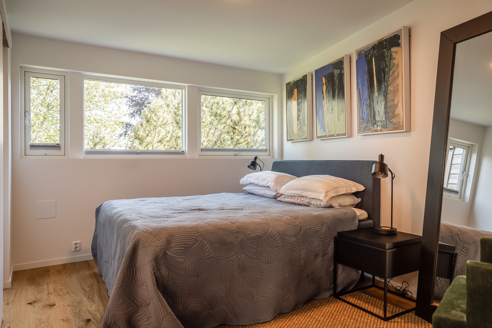 Hovedsoverom med kontakt direkte med garderoberom, avlastningsrom og bad/vaskerom som en "on suite". Galleribilde