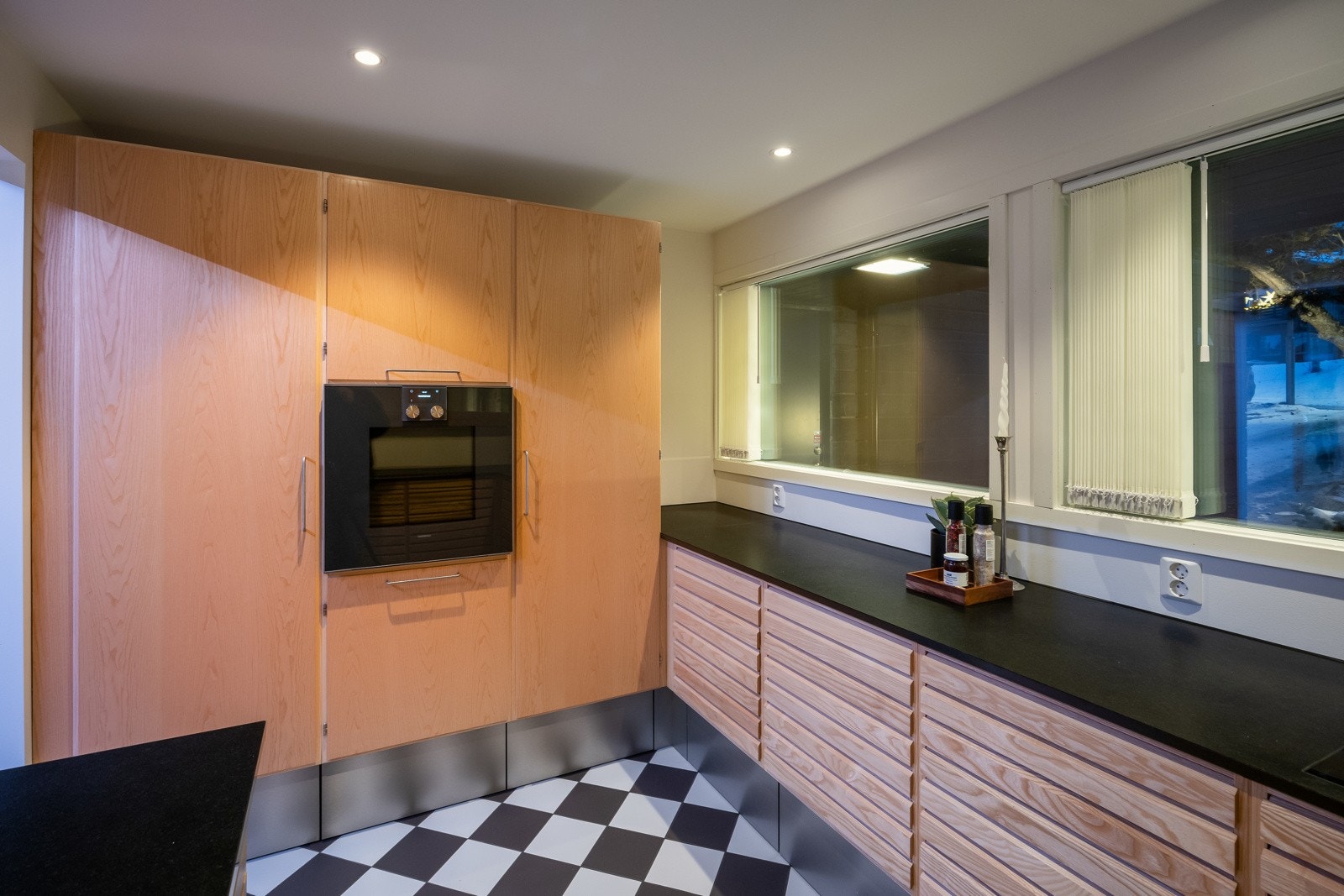 Valg av innredning skyldes at det opprinnelige kjøkkenet som sto i huset var tydelig inspirert av uno forms klassiske lamellskuffefronter, som den kjente, danske designeren Arne Munch utviklet i samme periode som huset ble bygget. Galleribilde