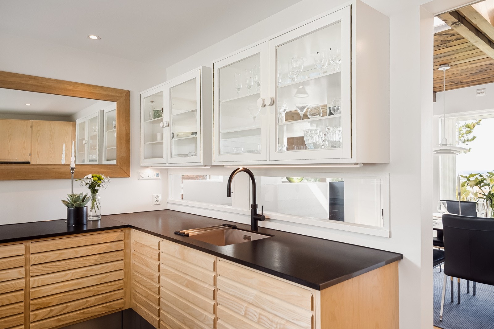 Sort granitt benkeplate med Quooker funksjon på armaturet. Galleribilde