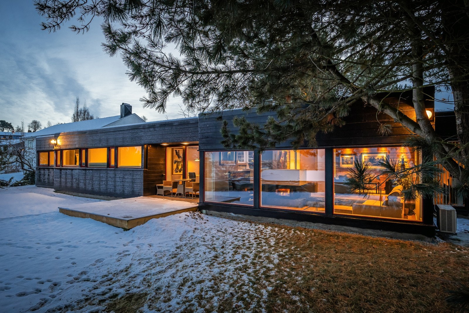 Den ca 30 m lange hovedfasaden gir en interessant speilingseffekt av bylandskapet, inklusive Nidarøsdomen og andre byikoner. Galleribilde