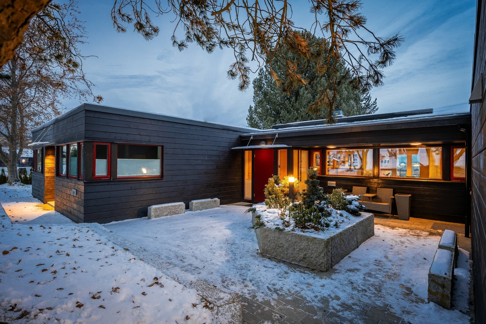 Huset er bygd i flere trinn fra ca. 1970, Clausen ble forfremmet til førsteamanuensis etter at en komite fra datidens NTH hadde vurdert huset. Galleribilde