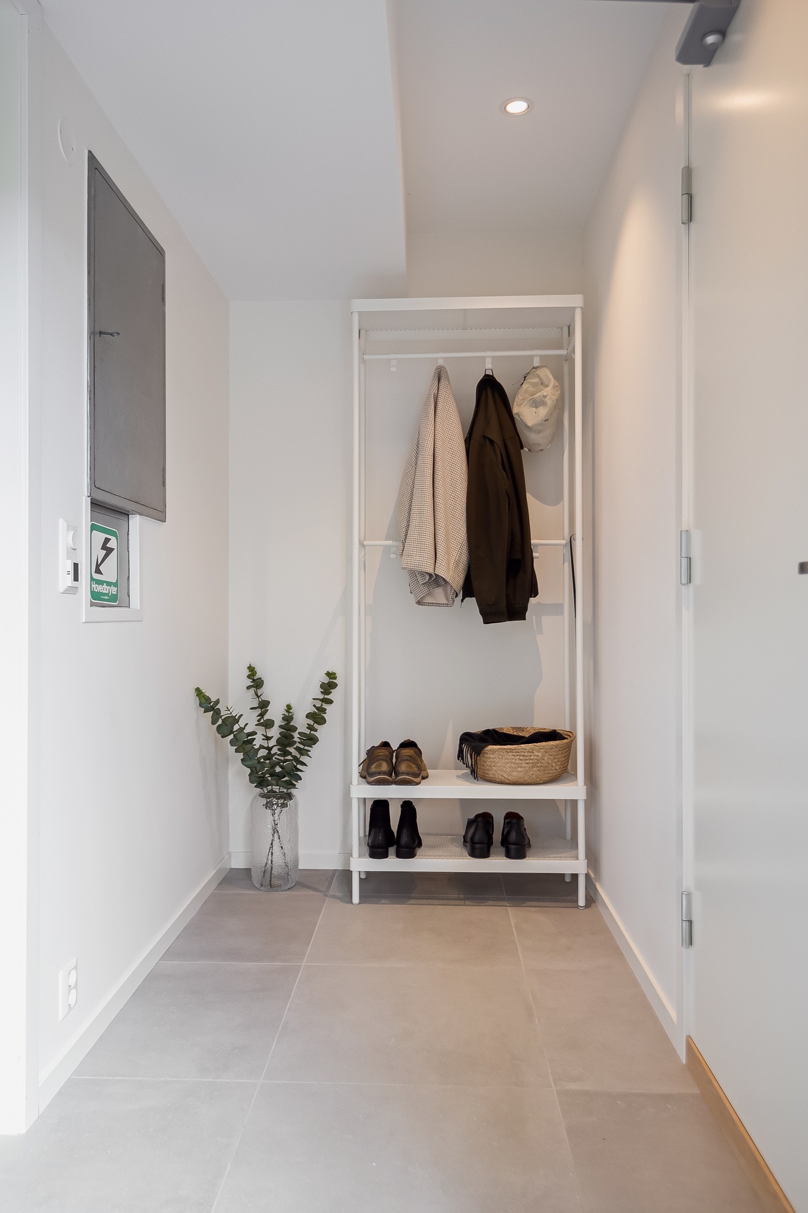 Sluse med tilkomst fra garasje og ytterdør som videre fører til grovkjøkkenet. Galleribilde