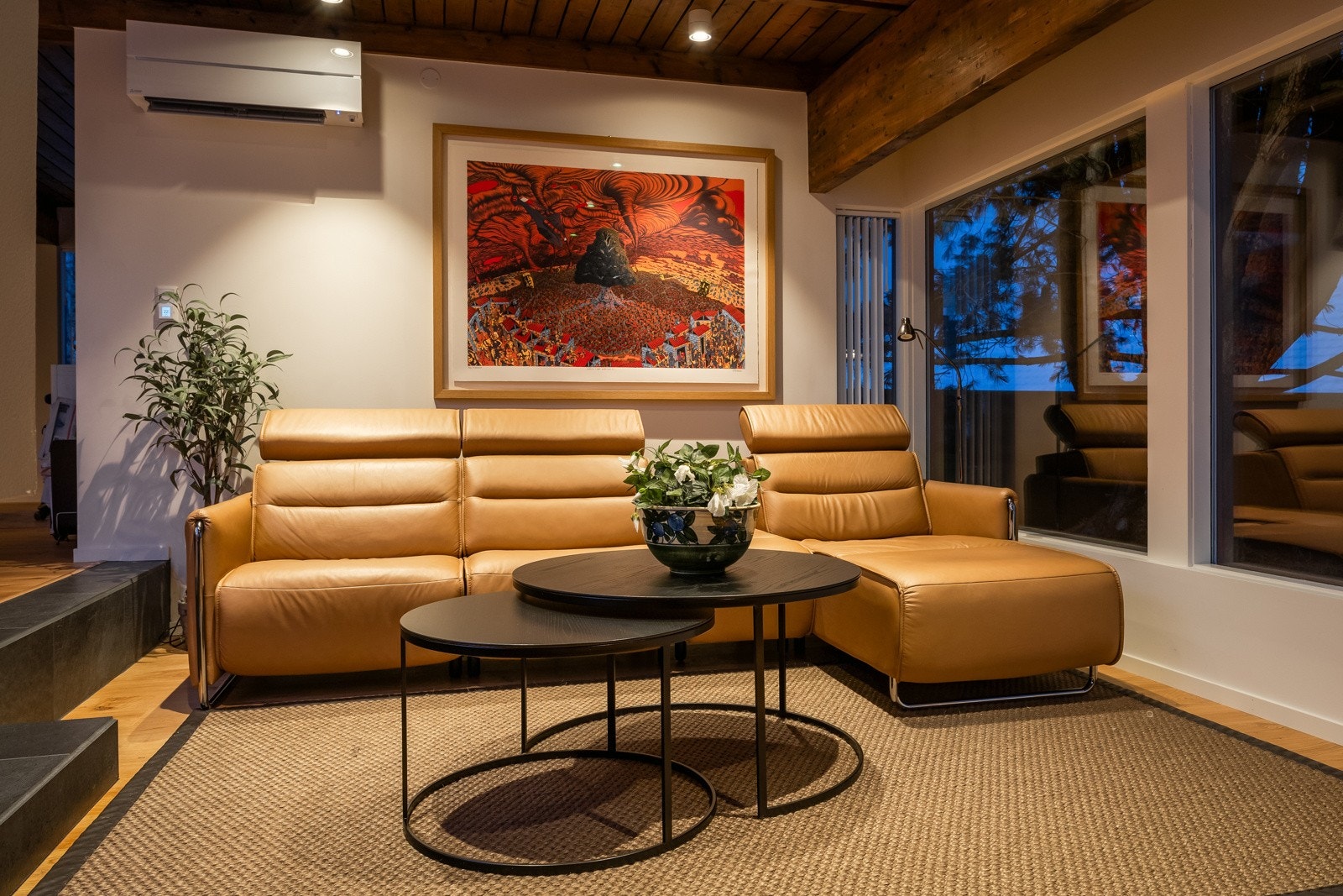 Stua, husets hovedrom er planlagt for et godt sted å bo og leve. Her har ulike funkssjonsområder fått plass i form av ulike "stasjoner" som tvstasjon, spisestasjon, rundbordsstasjon, sofastasjon og arbeidsstasjon m.m. Galleribilde