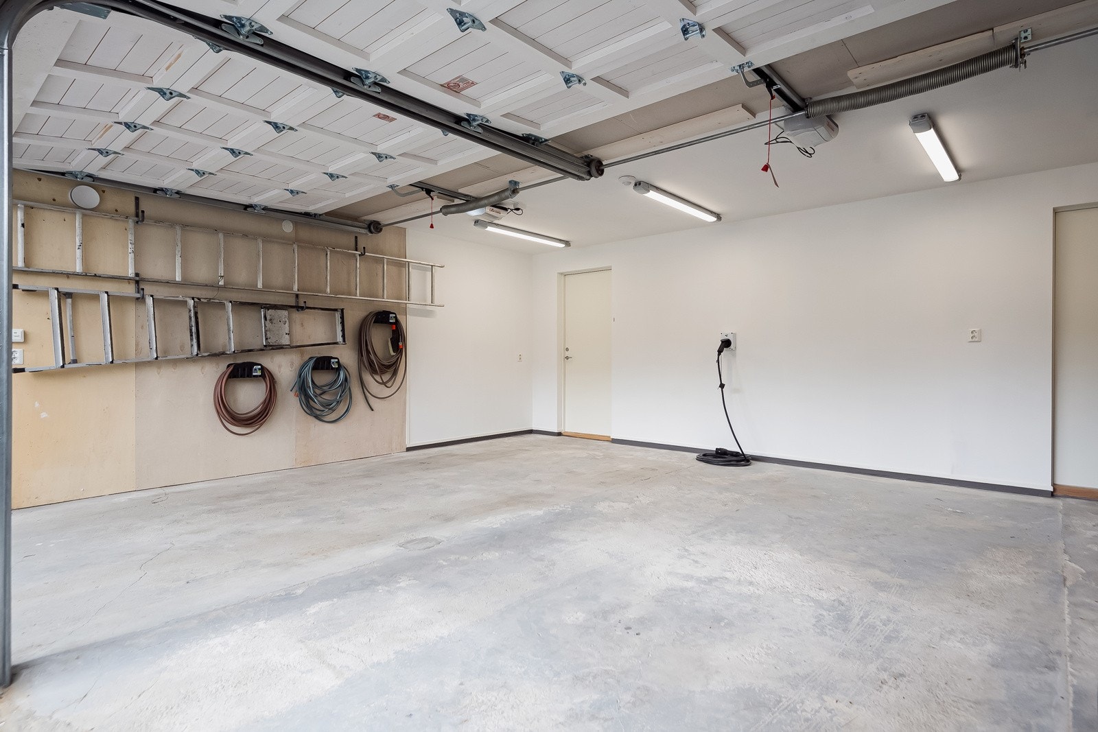 Garasjen er påbygget og isolert. Det kommer temperert luft fra ventiliasjonsanlegget inn i garasjen, dette er spesielt praktisk vinterhalvåret. Galleribilde