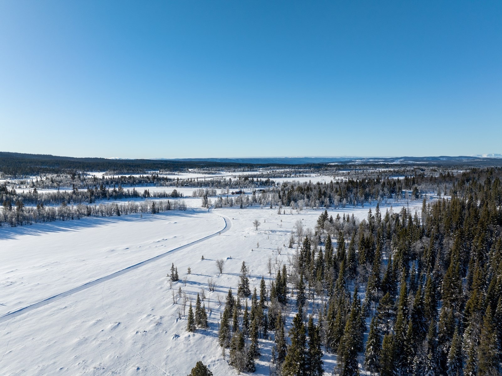 Vinterstid er det flotte langrennsløyper som går forbi eiendommen og tar deg 20 mil innover i fjellet. Galleribilde