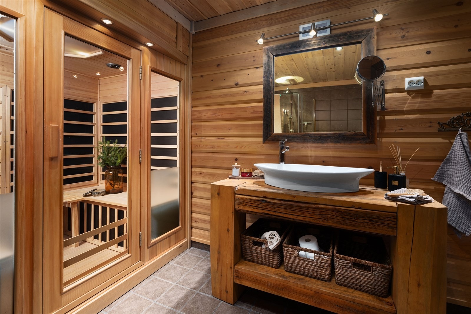 Gjennomført bad med fliser på gulv, panel på veggene og håndlaget innredning som gir den gode hyttefølelsen. Dusjhjørne og flott badstue. Galleribilde