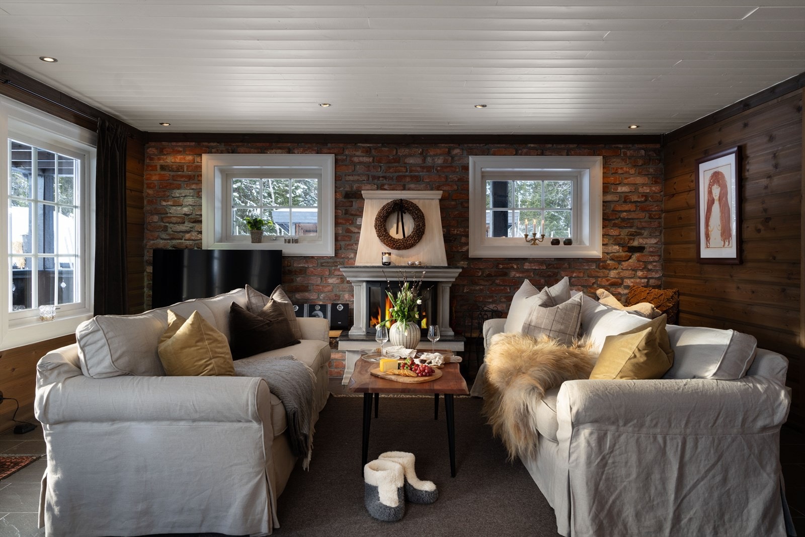 Peisen er sentralt plassert i rommet for kos og varme. Galleribilde