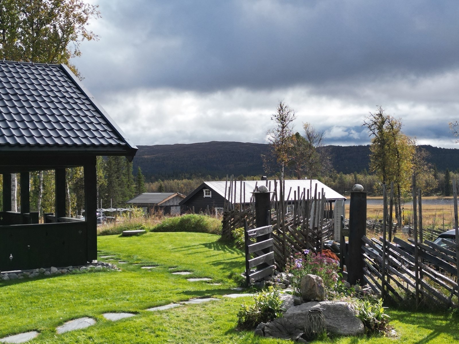 Fra hytteveggen har man fin utsikt mot Gautetjern. Galleribilde