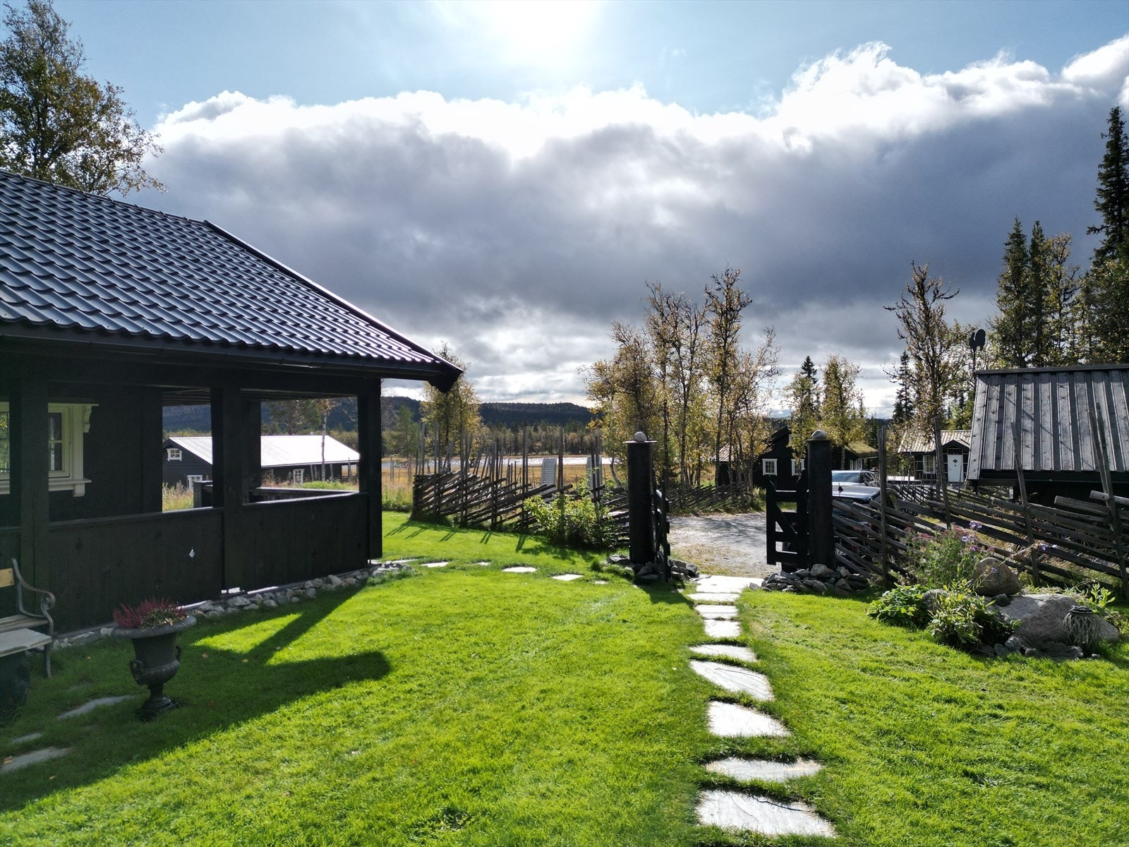 Eiendommen er beliggende ved foten av Nystølfjellet i et flott turområde sommer som vinter! Galleribilde