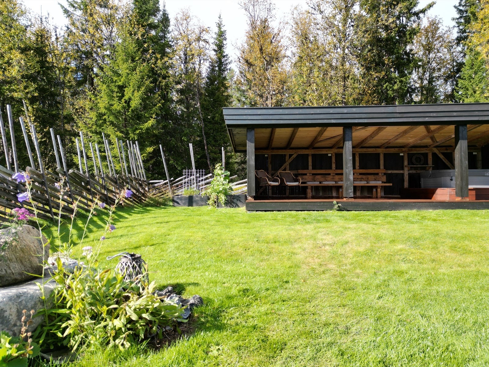 Eiendommen er pent opparbeidet med plen og beplantning. Galleribilde