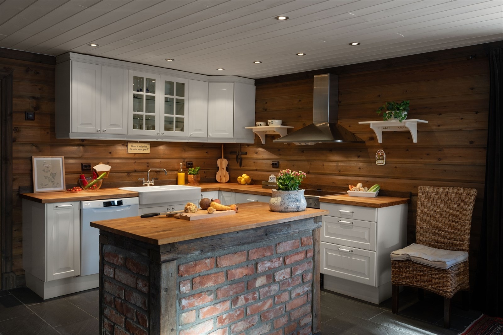 Lyst og fint kjøkken med god oppbevaringsplass i skuffer og skap. Kjøkkenøy for ekstra benkeplass samt det sosiale. Galleribilde