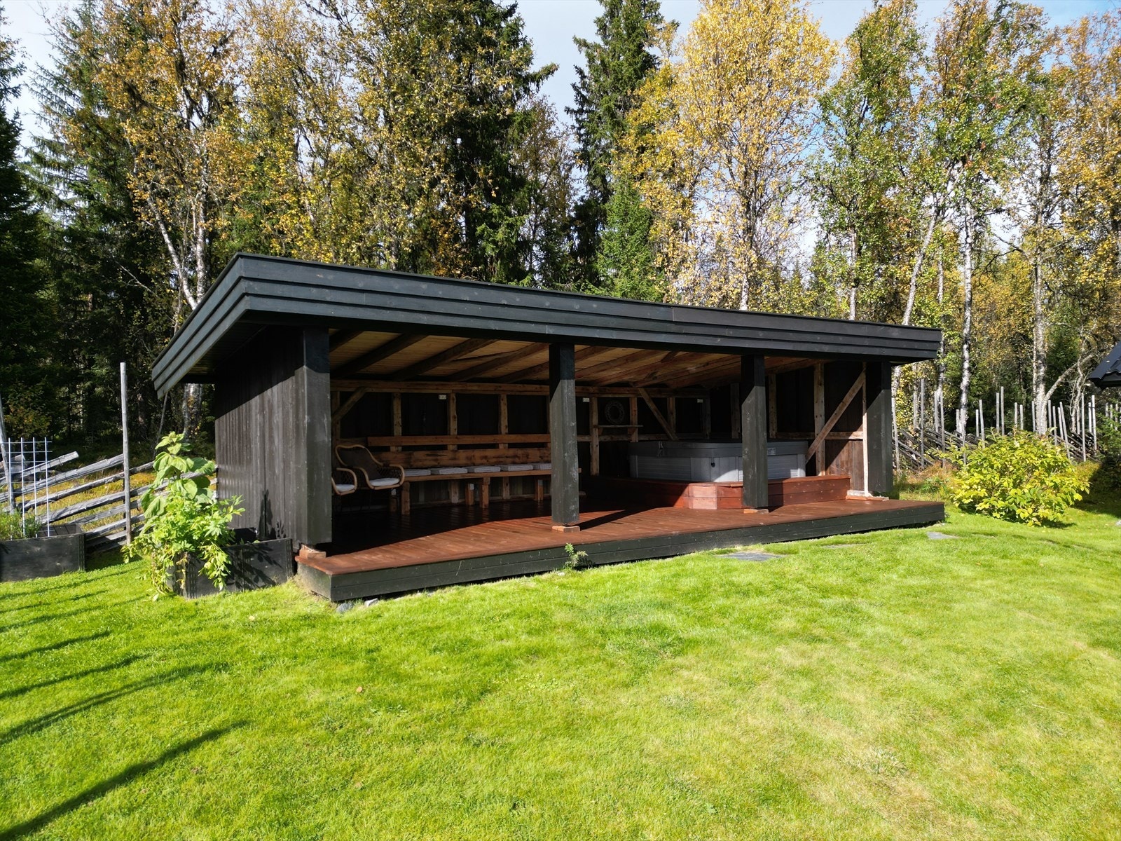 Takoverbygd uteplass med jacuzzi og sitteplasser. Galleribilde