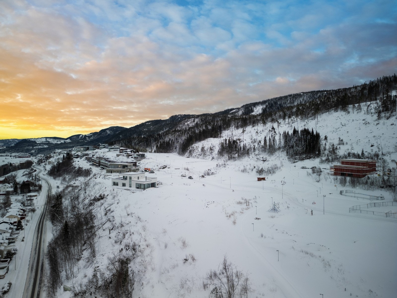 Her vil du bo tett ved vakker natur, med flotte turområder i Vassfjellet som ligger rett i bakkant. .jpg Galleribilde