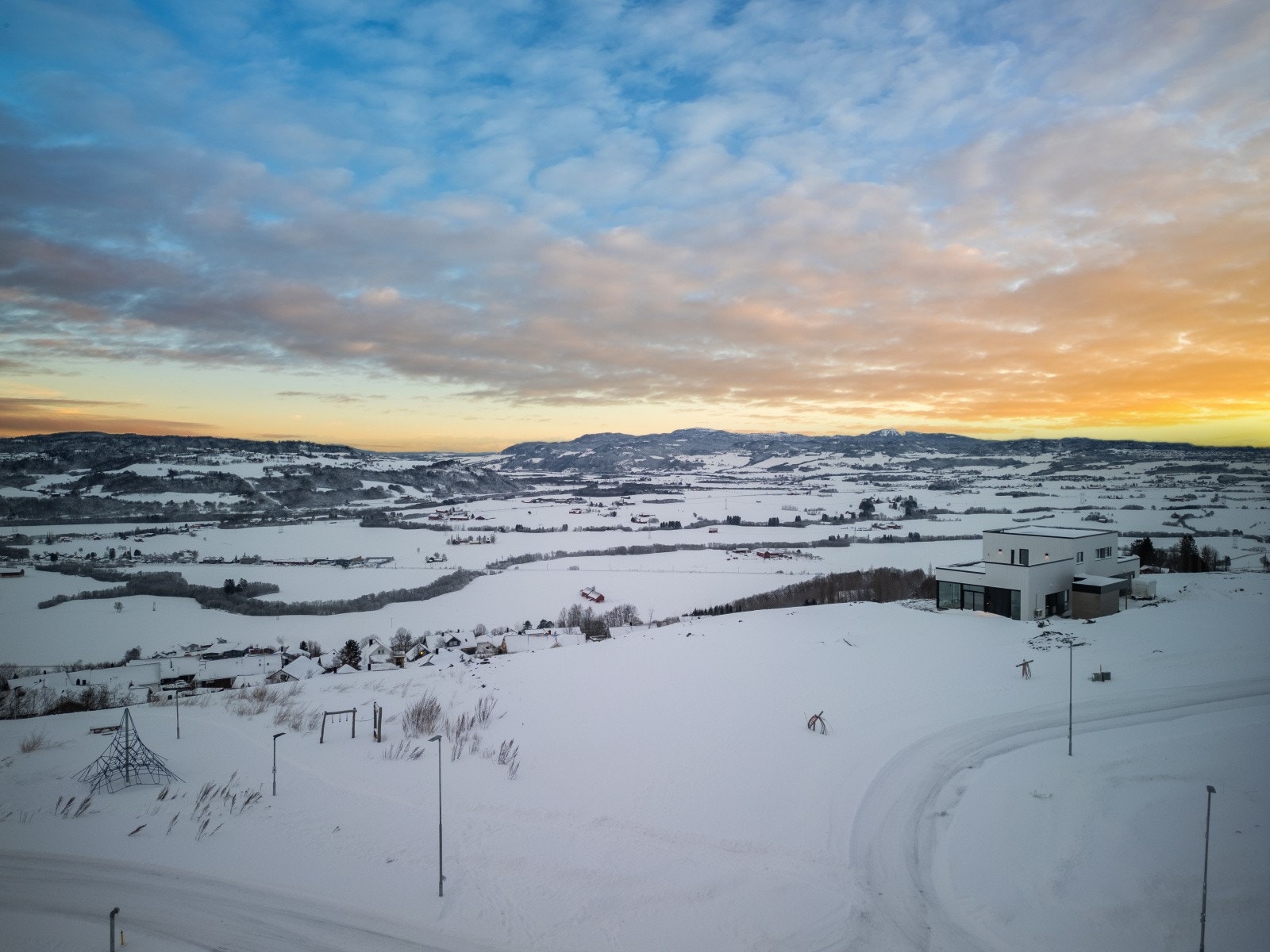 Fra tomten kan man nyte solen til det fulle, med flotte solforhold som varer frem til solnedgangen..jpg Galleribilde