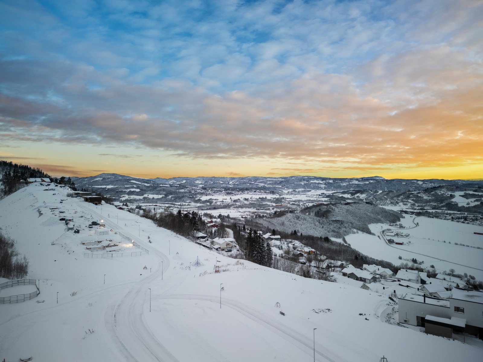 Furuhaugen - Løvset - et helt nytt boligområdet på Melhus. Området har en meget attraktiv beliggenhet og bl.a. vil det etableres eneboliger, tomannsboliger og rekkehus i feltet. Galleribilde
