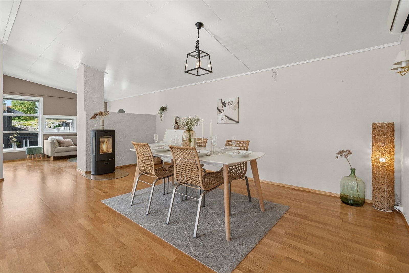 Det er god plass til stort spisebord Galleribilde