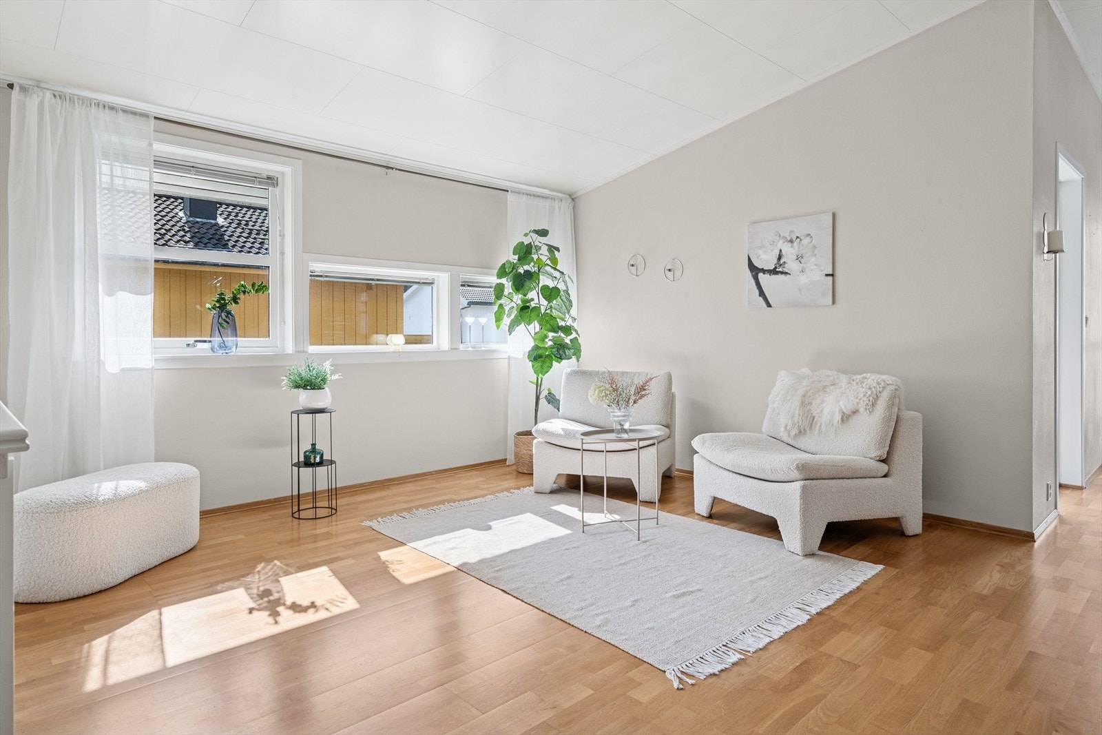 Spennende vindusflater gir mye naturlig lys i hovedetasjen Galleribilde