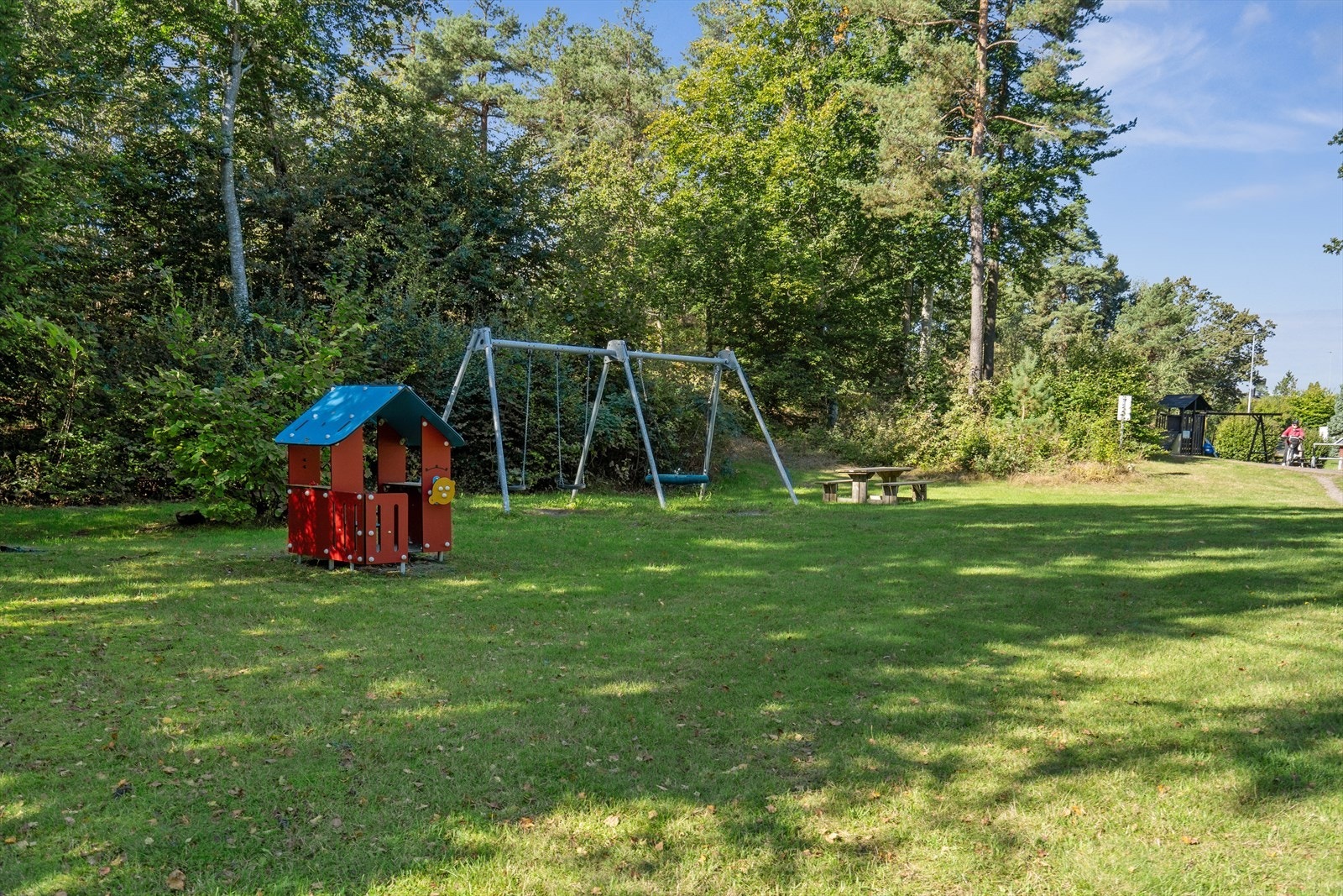 Like i nærheten av eiendommen finner man en hyggelig lekeplass for
barna Galleribilde