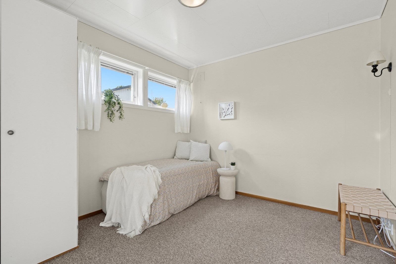 Barneværelset er romslig og utstyrt med skap Galleribilde