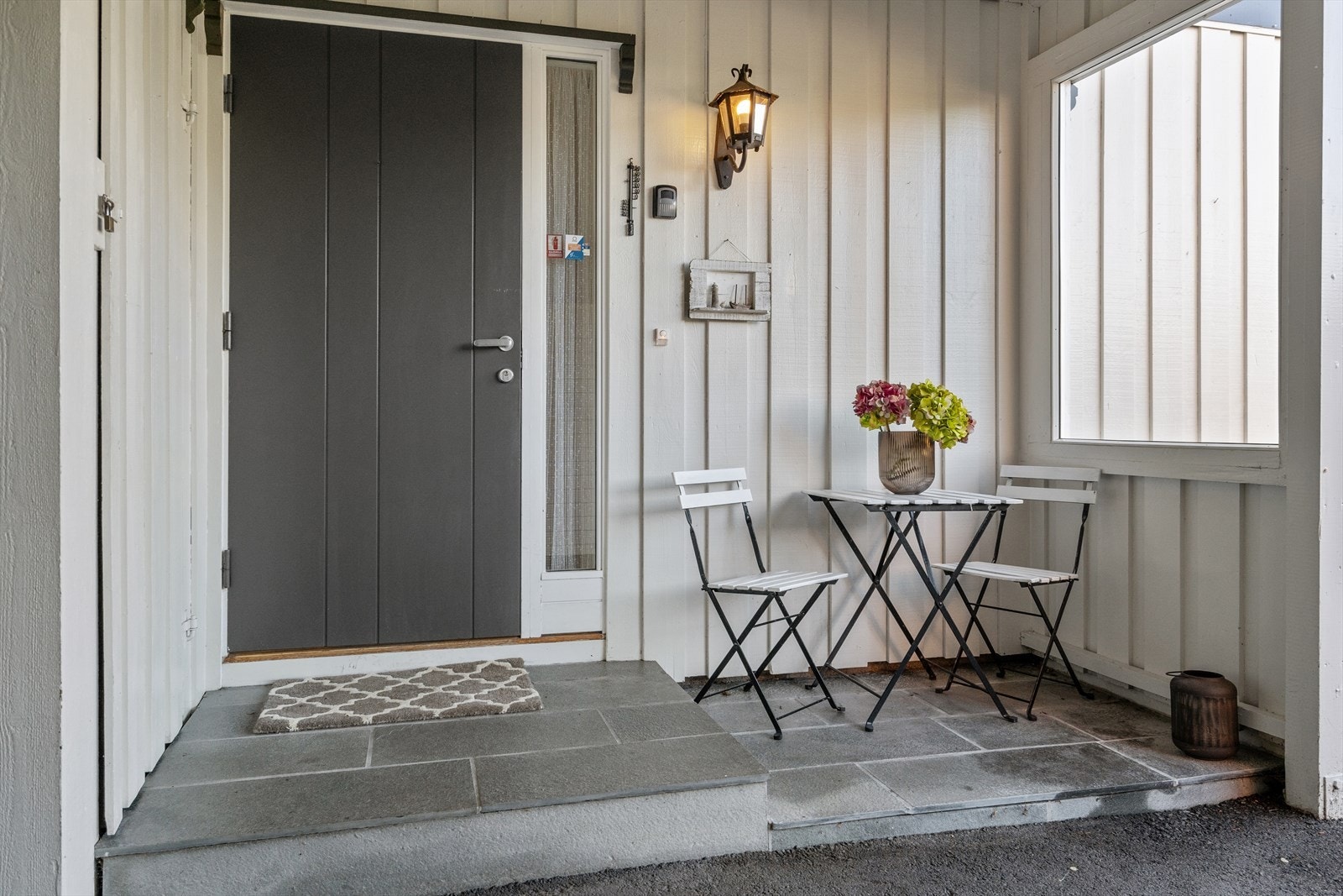 Et hyggelig inngangsparti - og med overbygget slipper man regn og snø når det er sesong for det Galleribilde