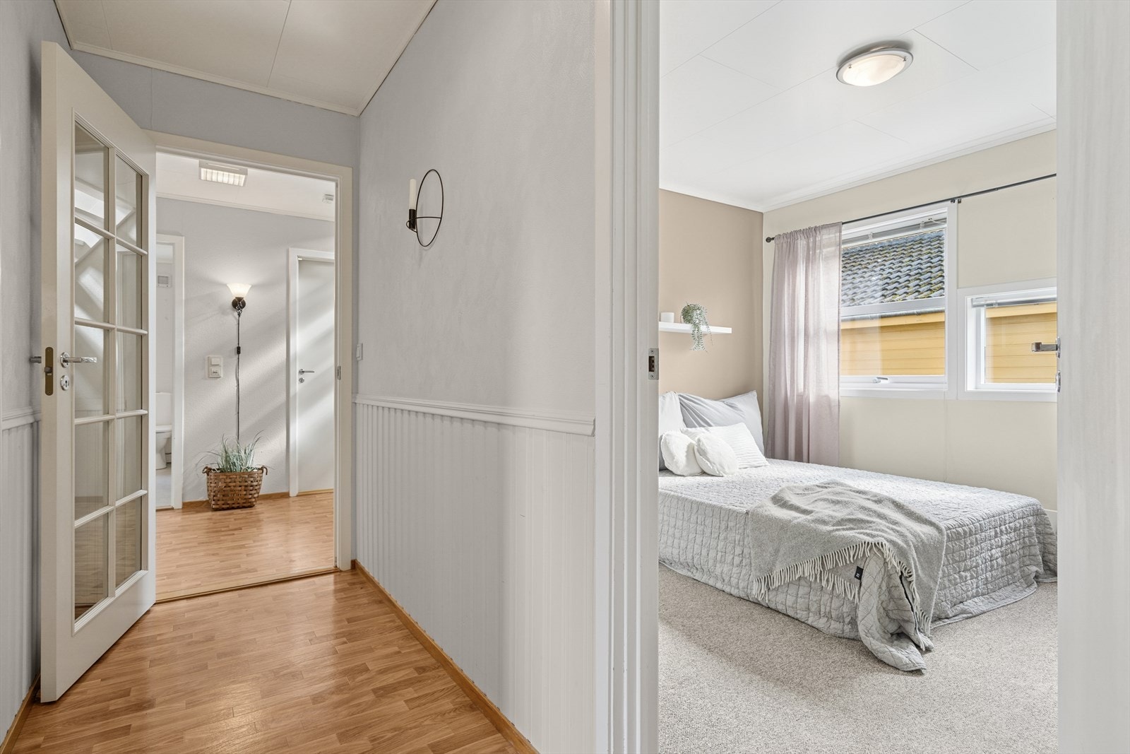 Tar vi turen ned til 1.etasje finner vi de tre soverommene- alle tilknyttet gang med varmekabler Galleribilde