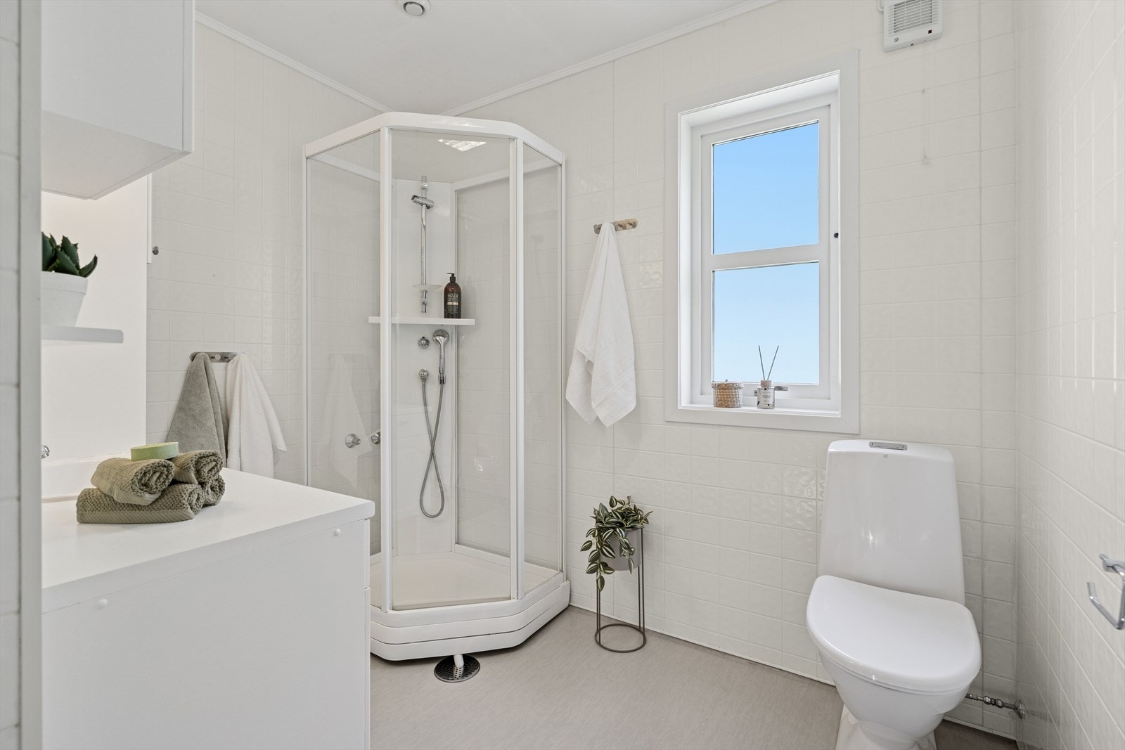 Badeværelset har belegg med varmekabler på gulv og våtromsplater på vegg Galleribilde