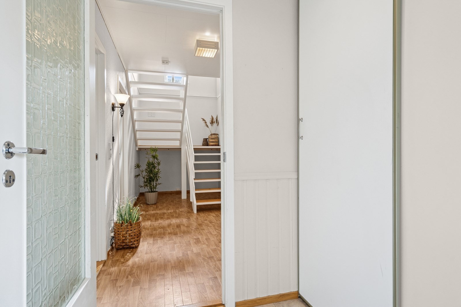 Man kommer inn i praktisk entrè med skyvedørsgarderobe Galleribilde