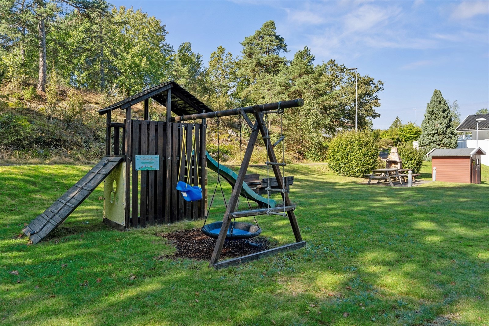Sameiets lekeplass er også er utstyrt med en hyggelig bålplass og utegrill Galleribilde