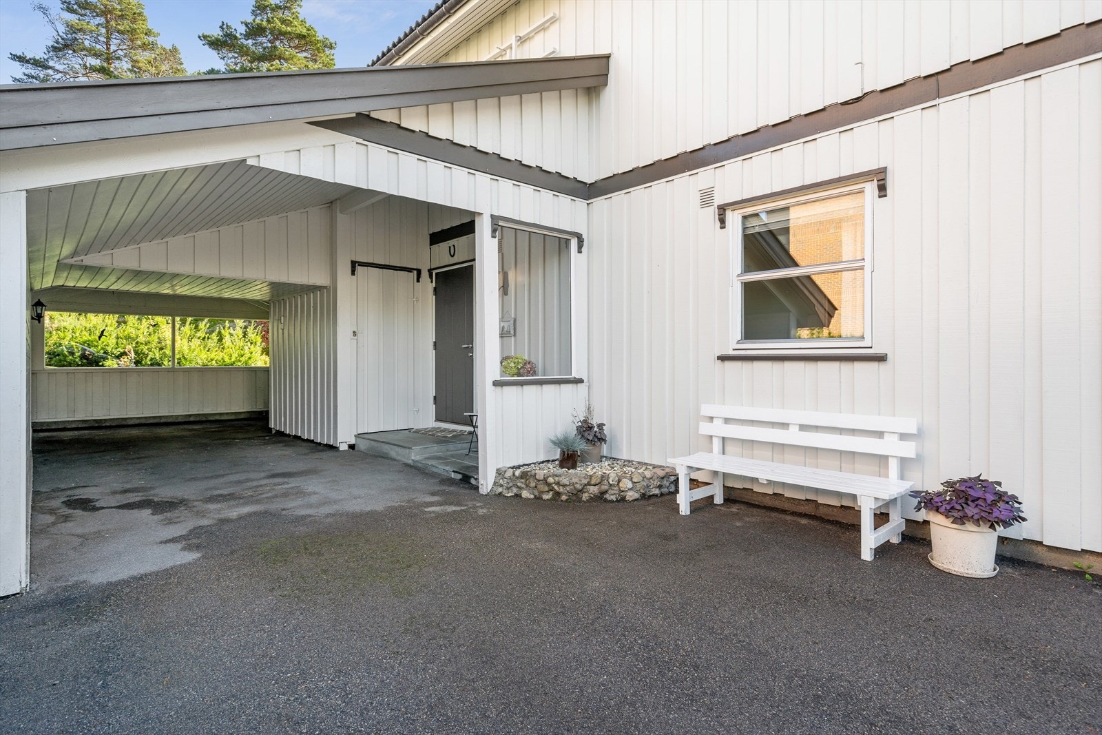 Ved det overbygde inngangspartiet finner man også en praktisk sportsbod Galleribilde