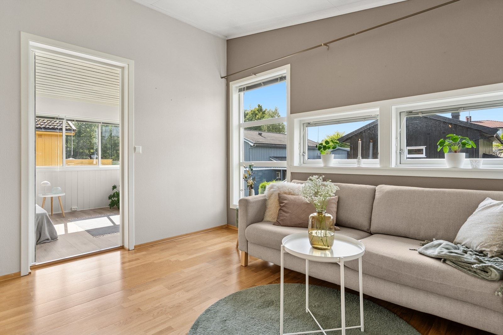 Fra stuen kommer man ut på deilig innglasset veranda som forlenger sommeren Galleribilde